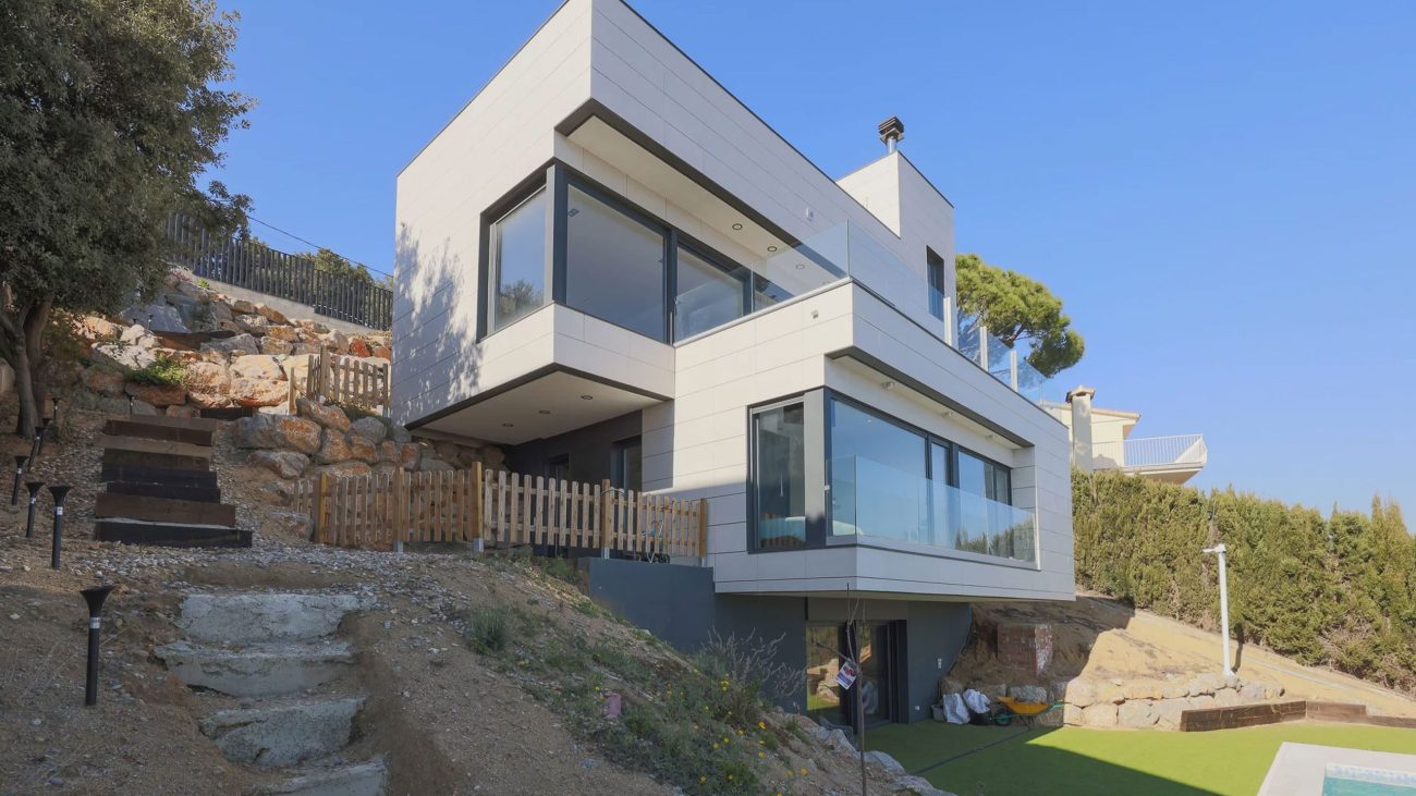 An eco-friendly and light-filled home with stunning sea views