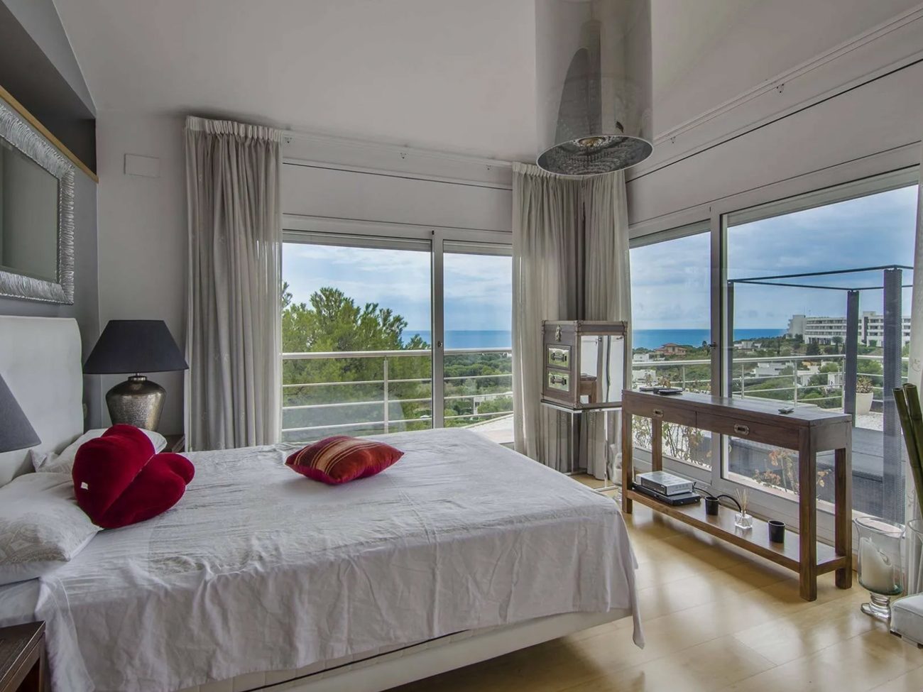 A modern and elegant home in a privileged location