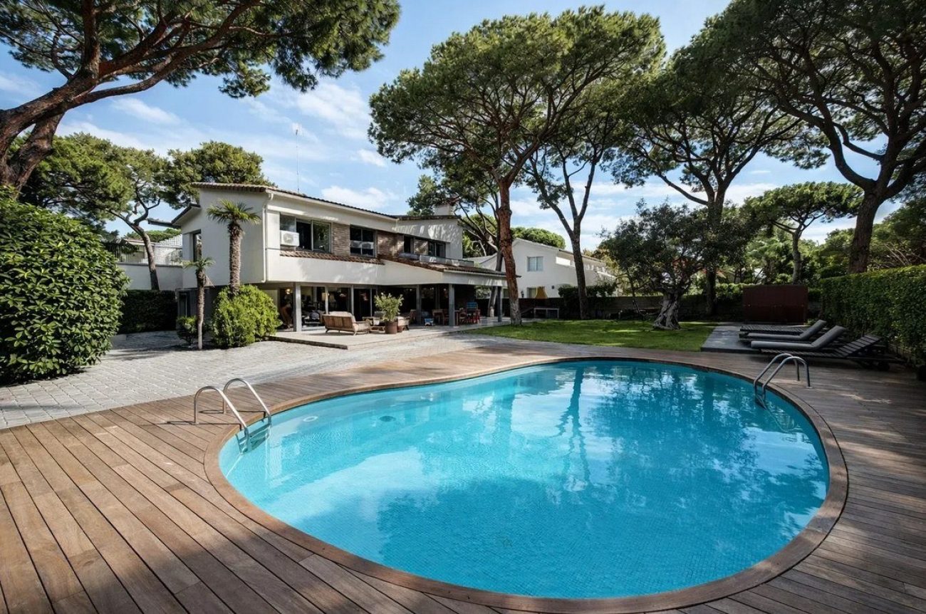 Villa for rent in Castelldefels Playa — second line to the sea with garden, pool and sauna