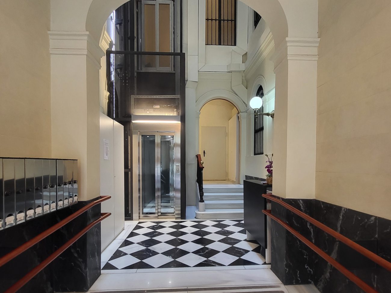 Office for rent on the main promenade of the city in the very center