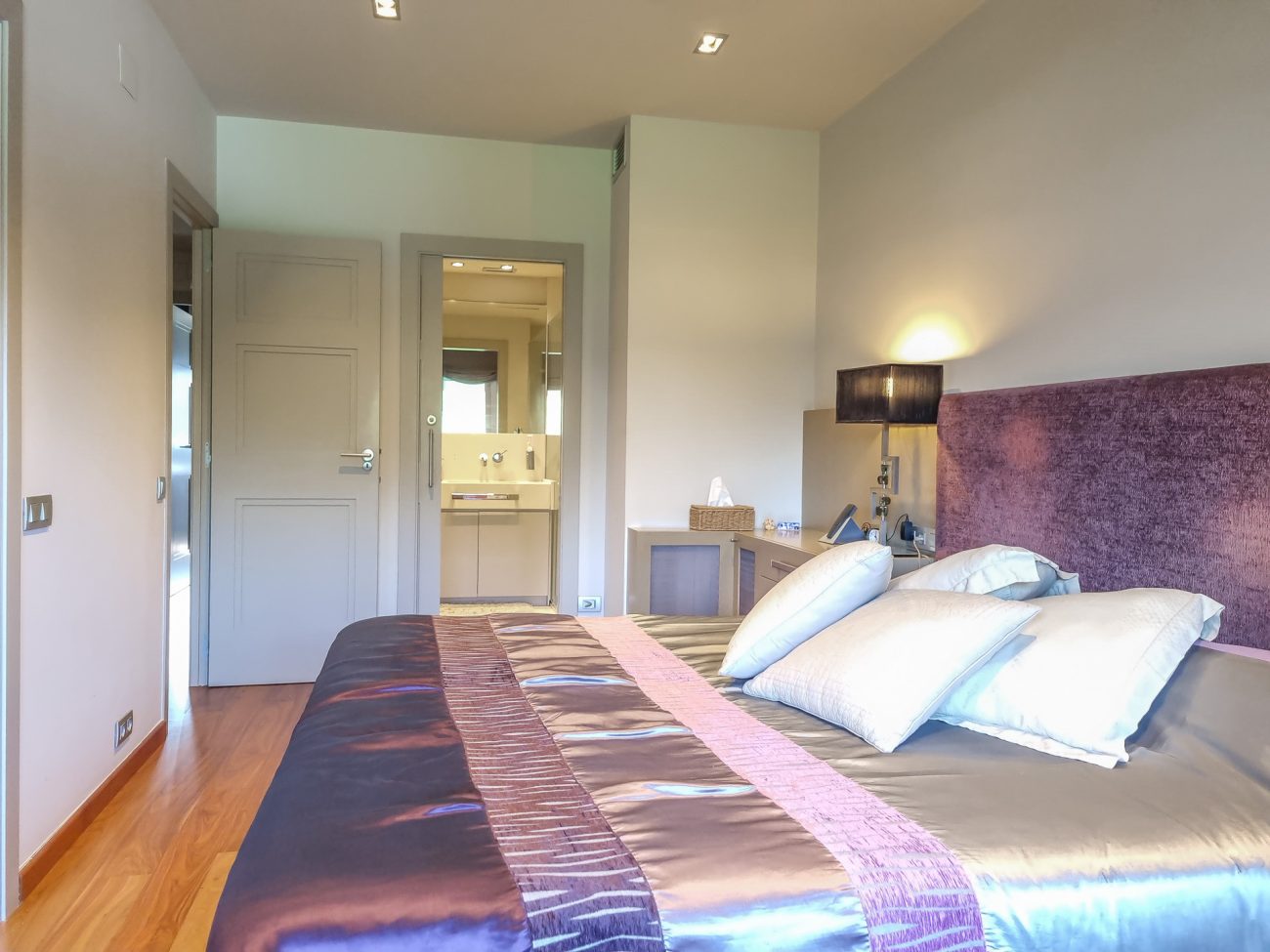 Cozy furnished apartment with private access to the sea