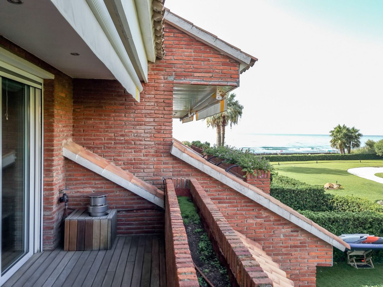 Cozy furnished apartment with private access to the sea