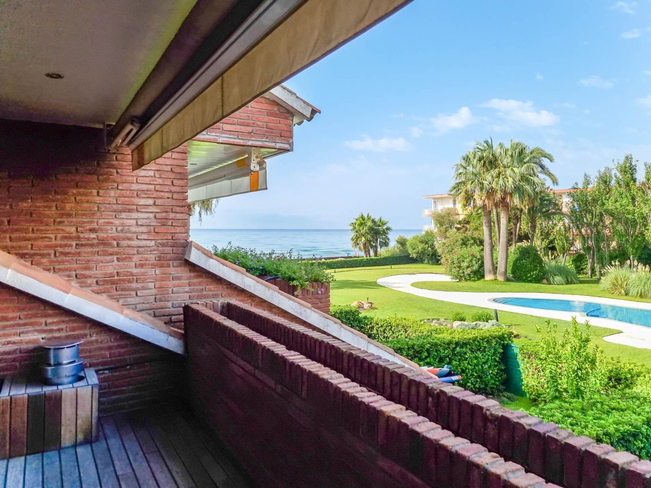 Cozy furnished apartment with private access to the sea