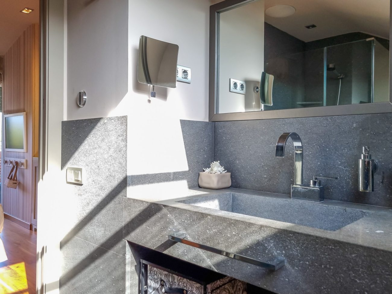 Cozy furnished apartment with private access to the sea