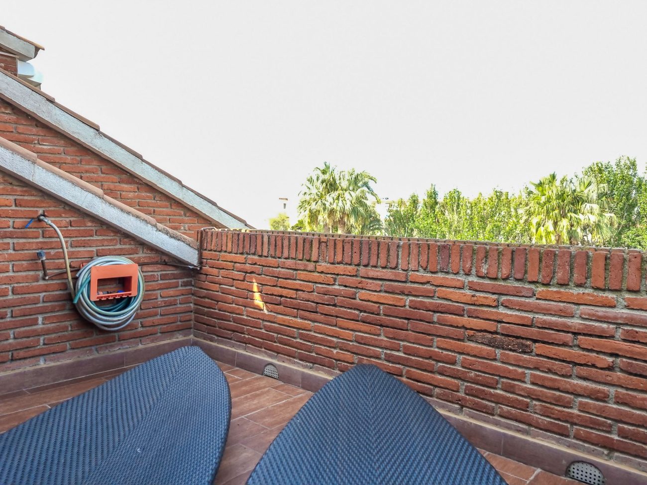Cozy furnished apartment with private access to the sea