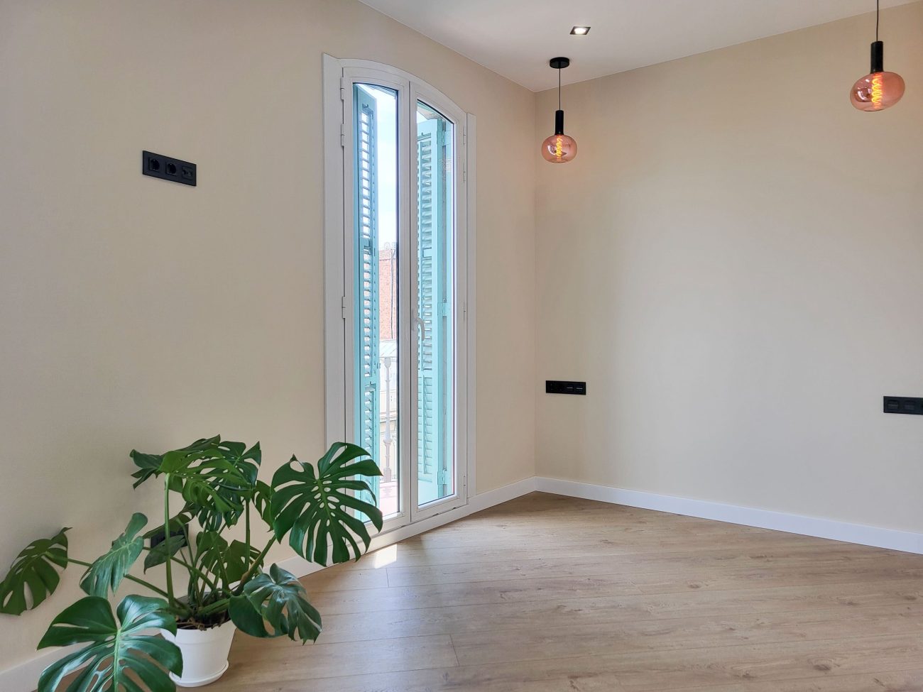 The apartment is located in the heart of Barcelona, in one of the most prestigious neighborhoods, L'Esquerra de l'Eixample