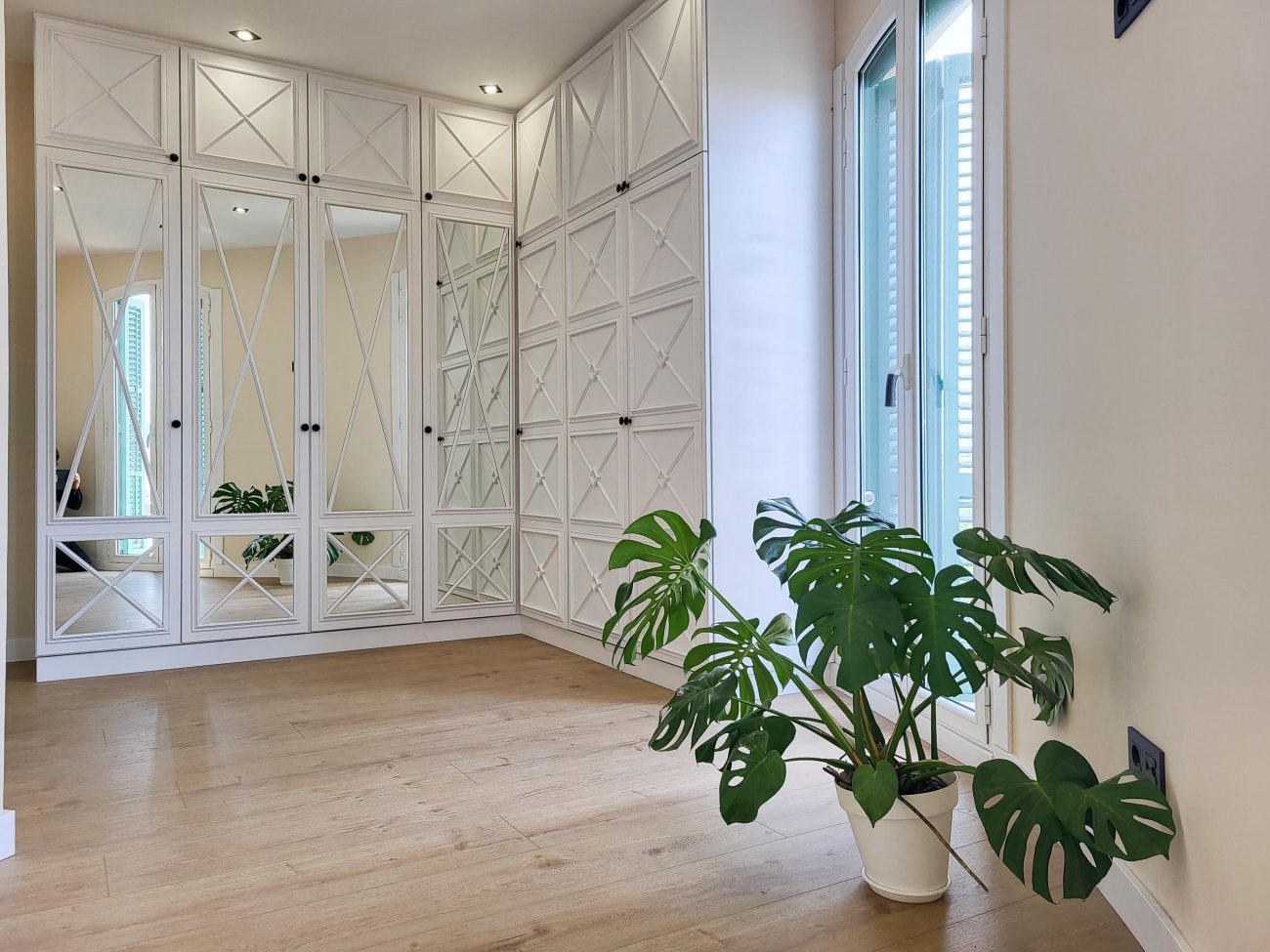 The apartment is located in the heart of Barcelona, in one of the most prestigious neighborhoods, L'Esquerra de l'Eixample