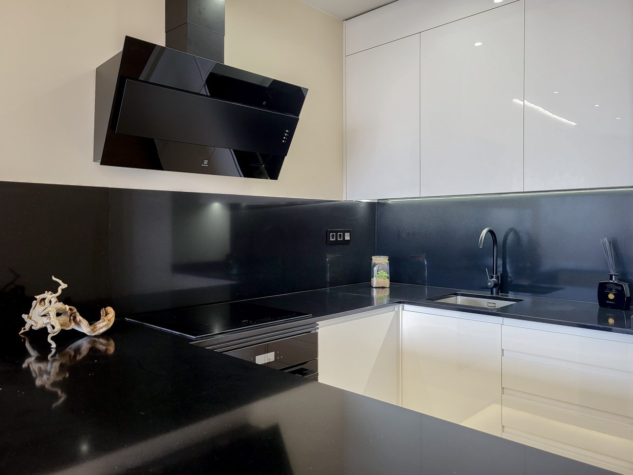 The apartment is located in the heart of Barcelona, in one of the most prestigious neighborhoods, L'Esquerra de l'Eixample