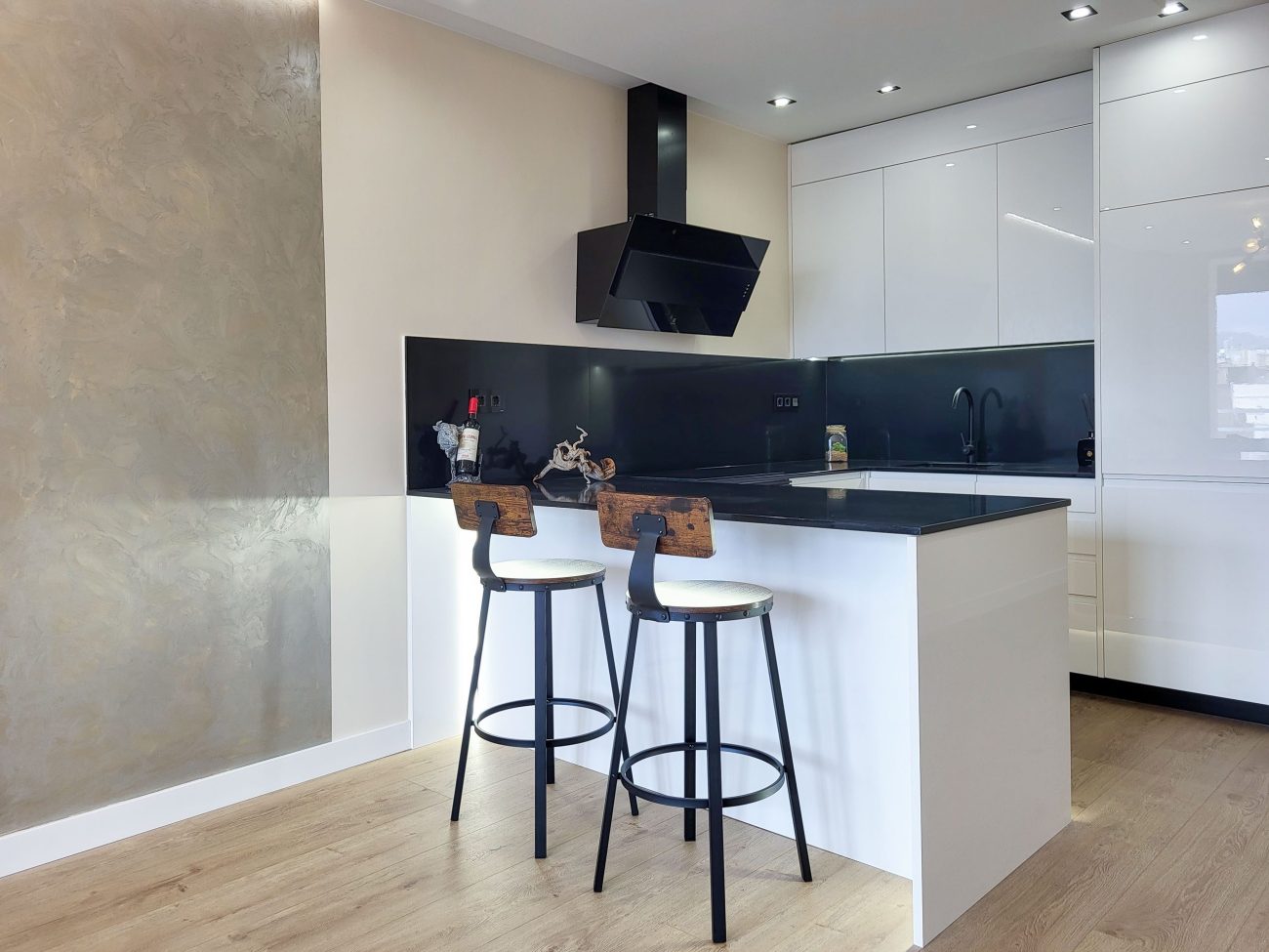 The apartment is located in the heart of Barcelona, in one of the most prestigious neighborhoods, L'Esquerra de l'Eixample