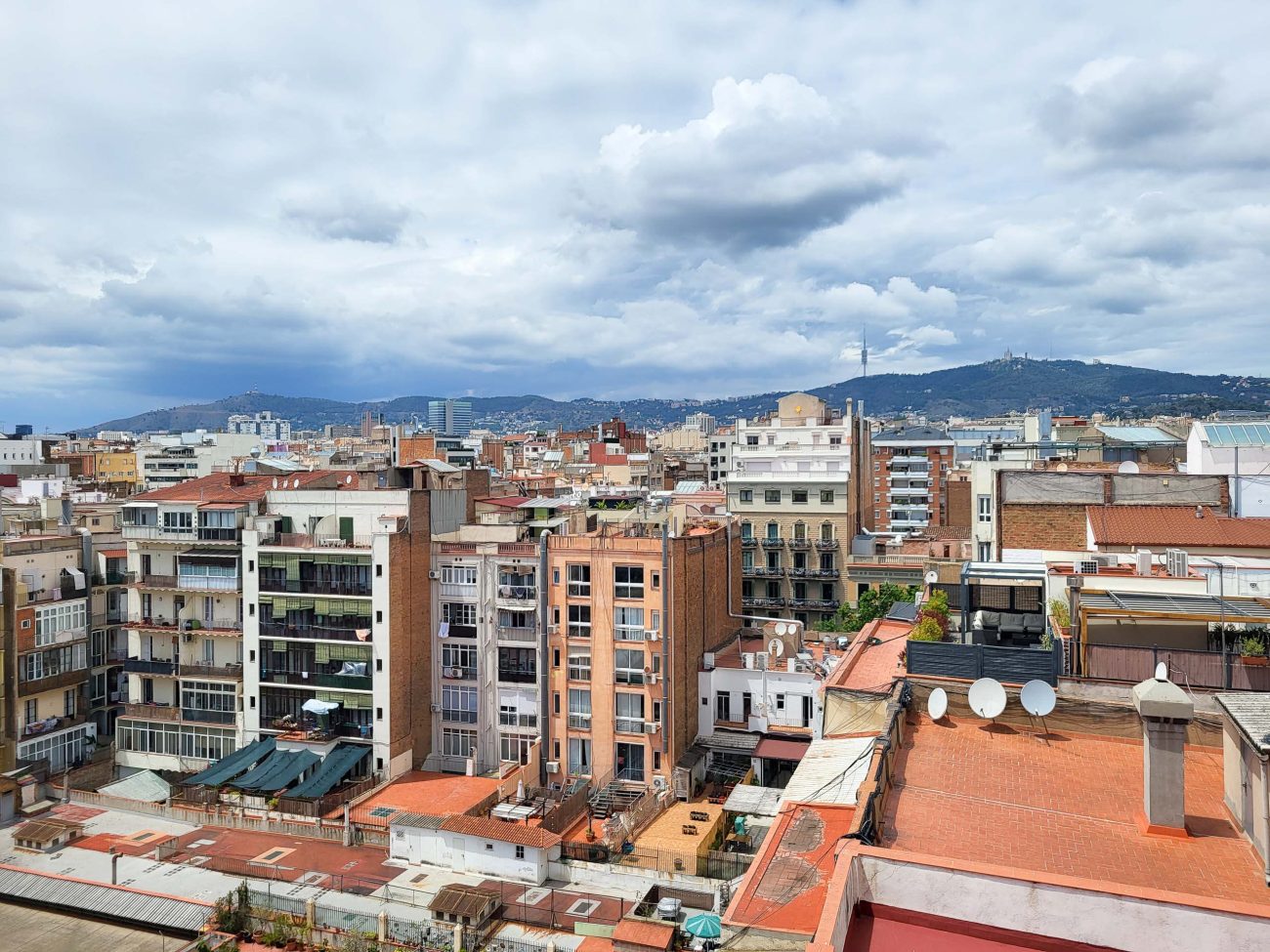 The apartment is located in the heart of Barcelona, in one of the most prestigious neighborhoods, L'Esquerra de l'Eixample