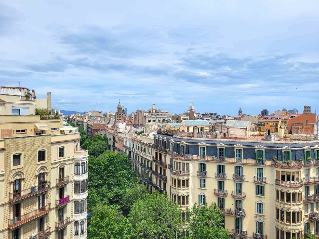 The apartment is located in the heart of Barcelona, in one of the most prestigious neighborhoods, L'Esquerra de l'Eixample