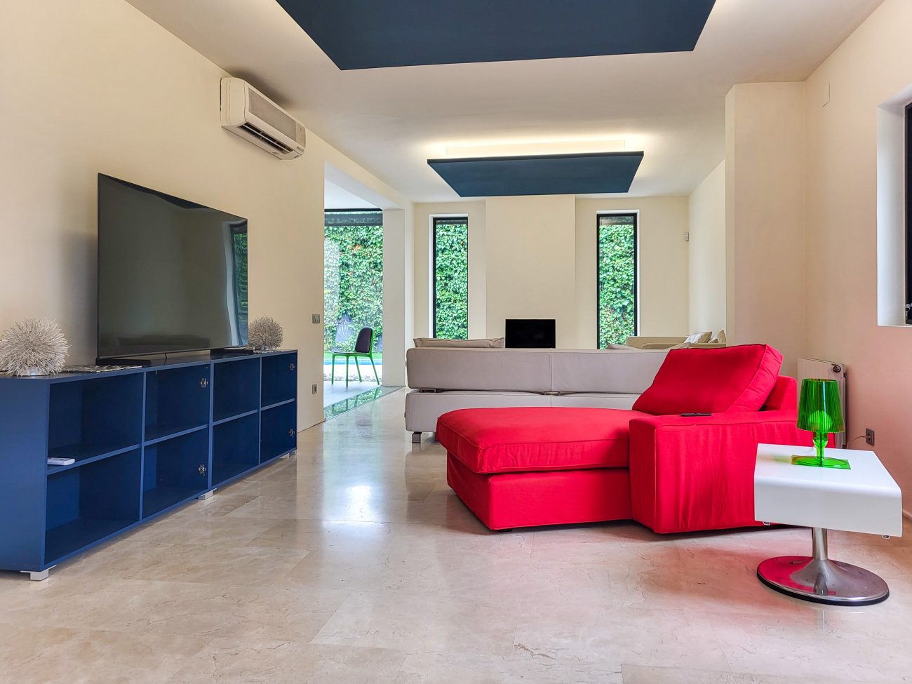 Exclusive luxury residence jest steps from the beach