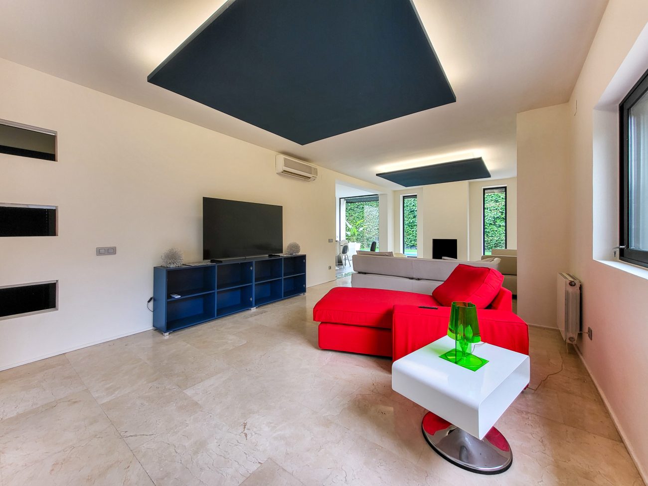 Exclusive luxury residence jest steps from the beach