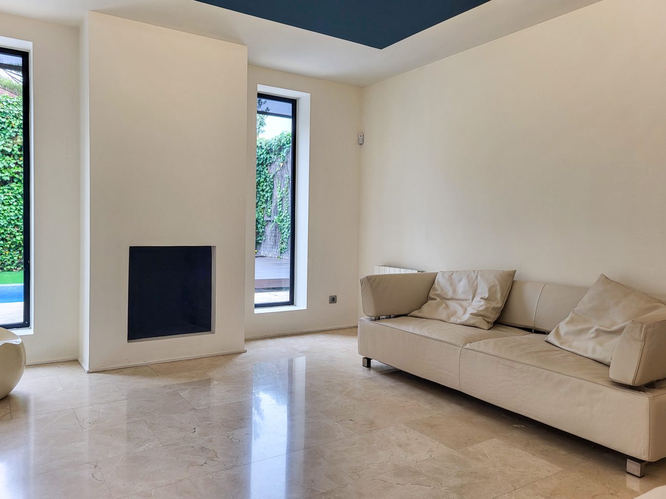 Exclusive luxury residence jest steps from the beach