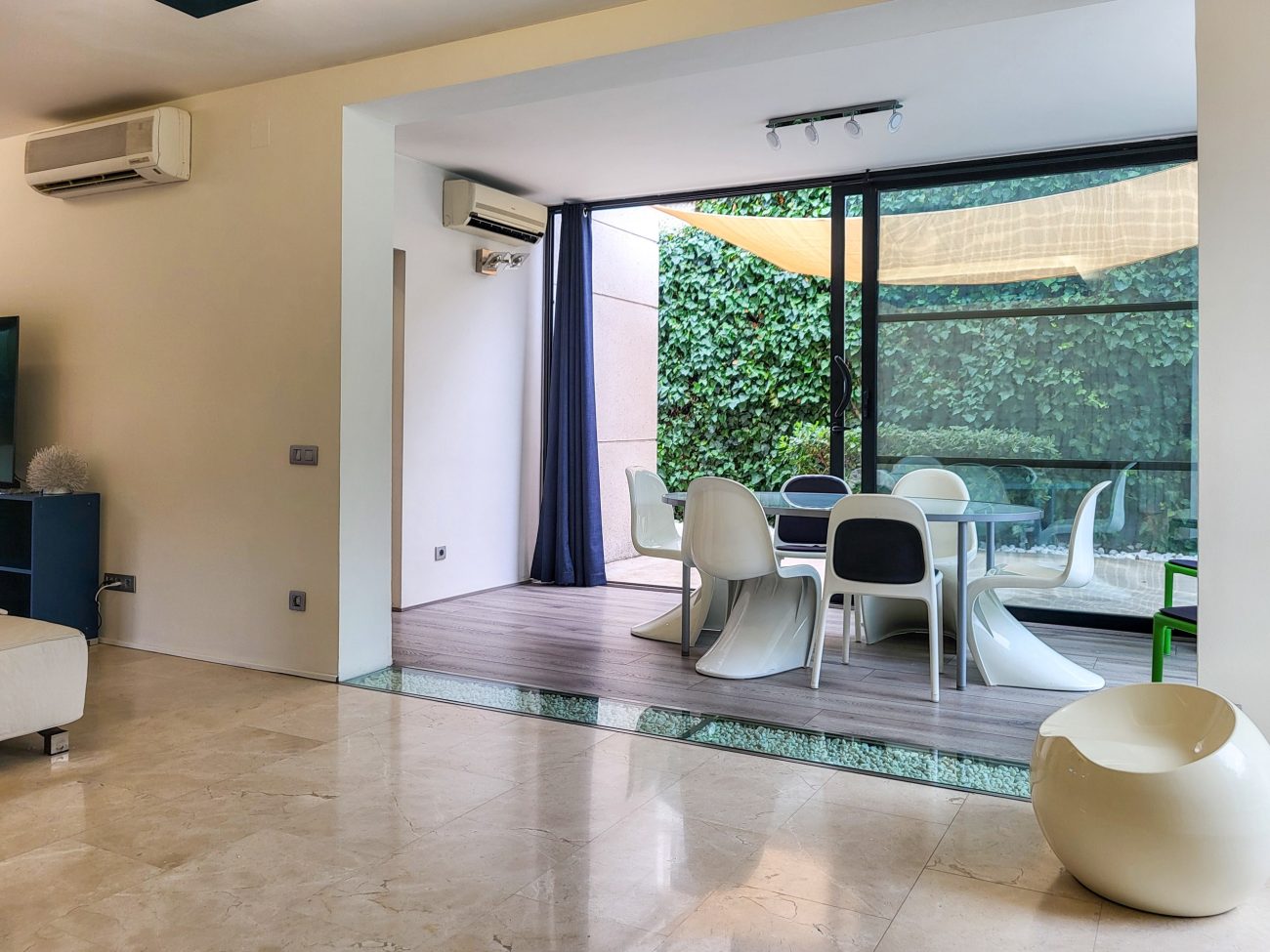 Exclusive luxury residence jest steps from the beach