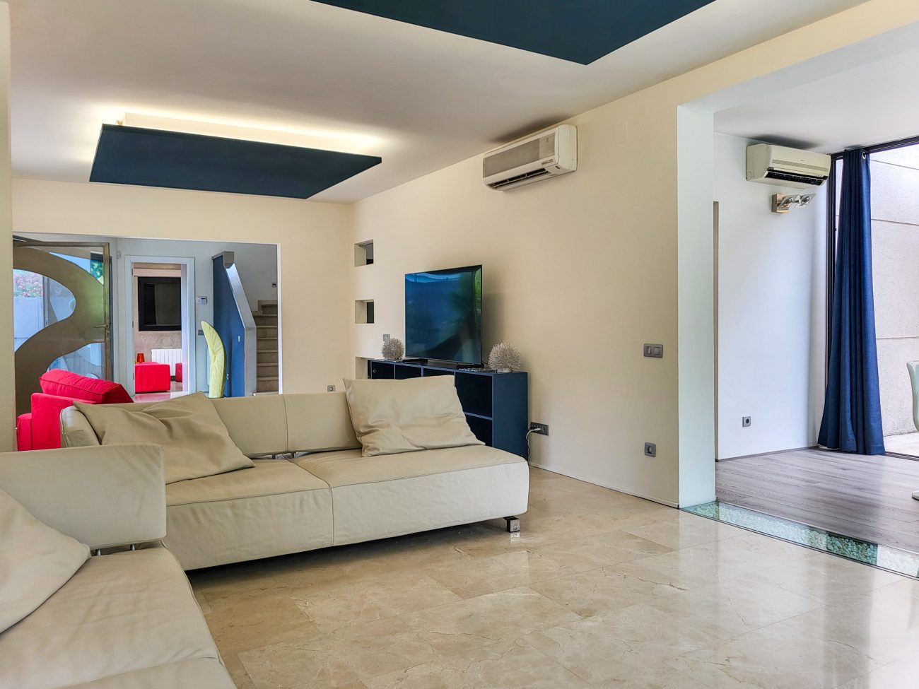 Exclusive luxury residence jest steps from the beach