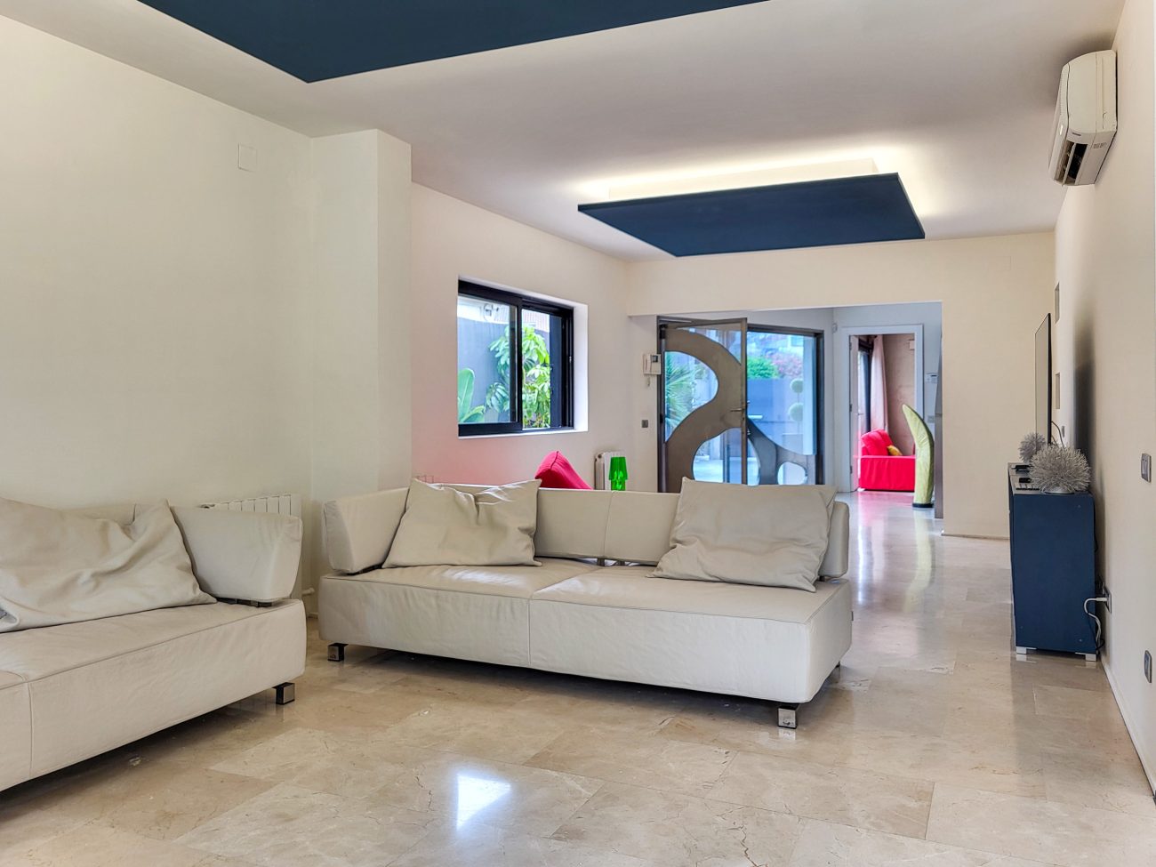 Exclusive luxury residence jest steps from the beach