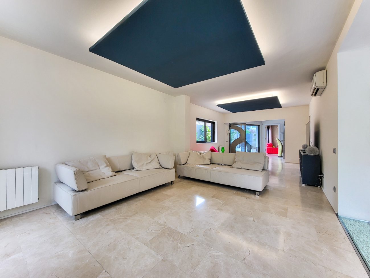 Exclusive luxury residence jest steps from the beach