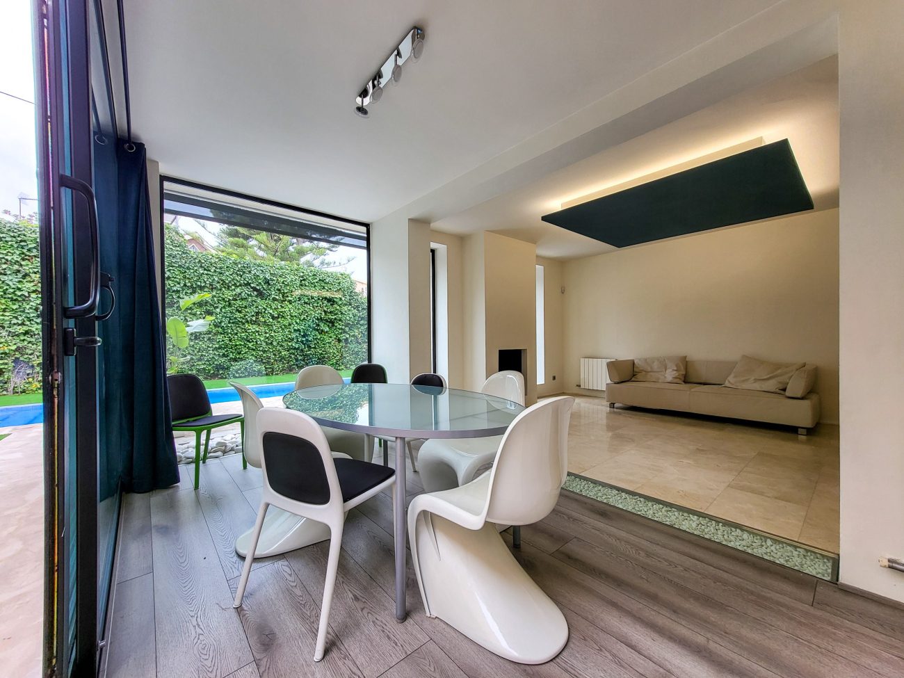 Exclusive luxury residence jest steps from the beach