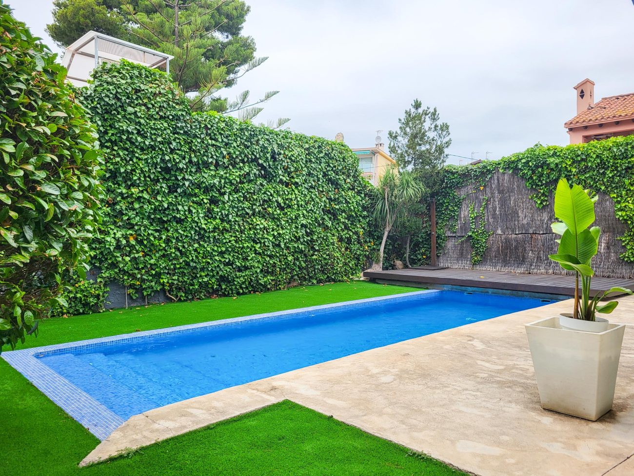 Exclusive luxury residence jest steps from the beach