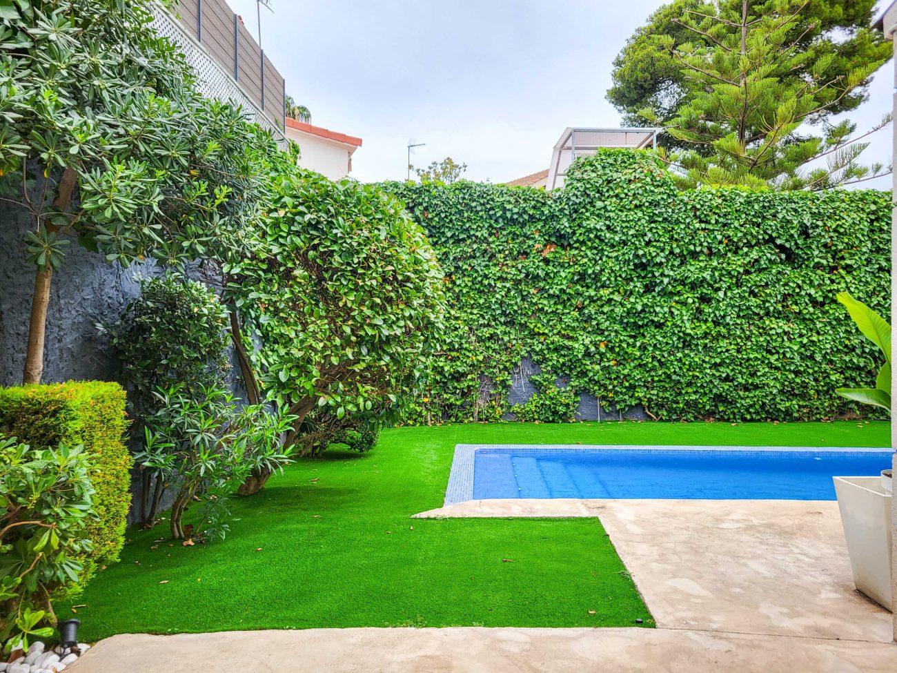 Exclusive luxury residence jest steps from the beach