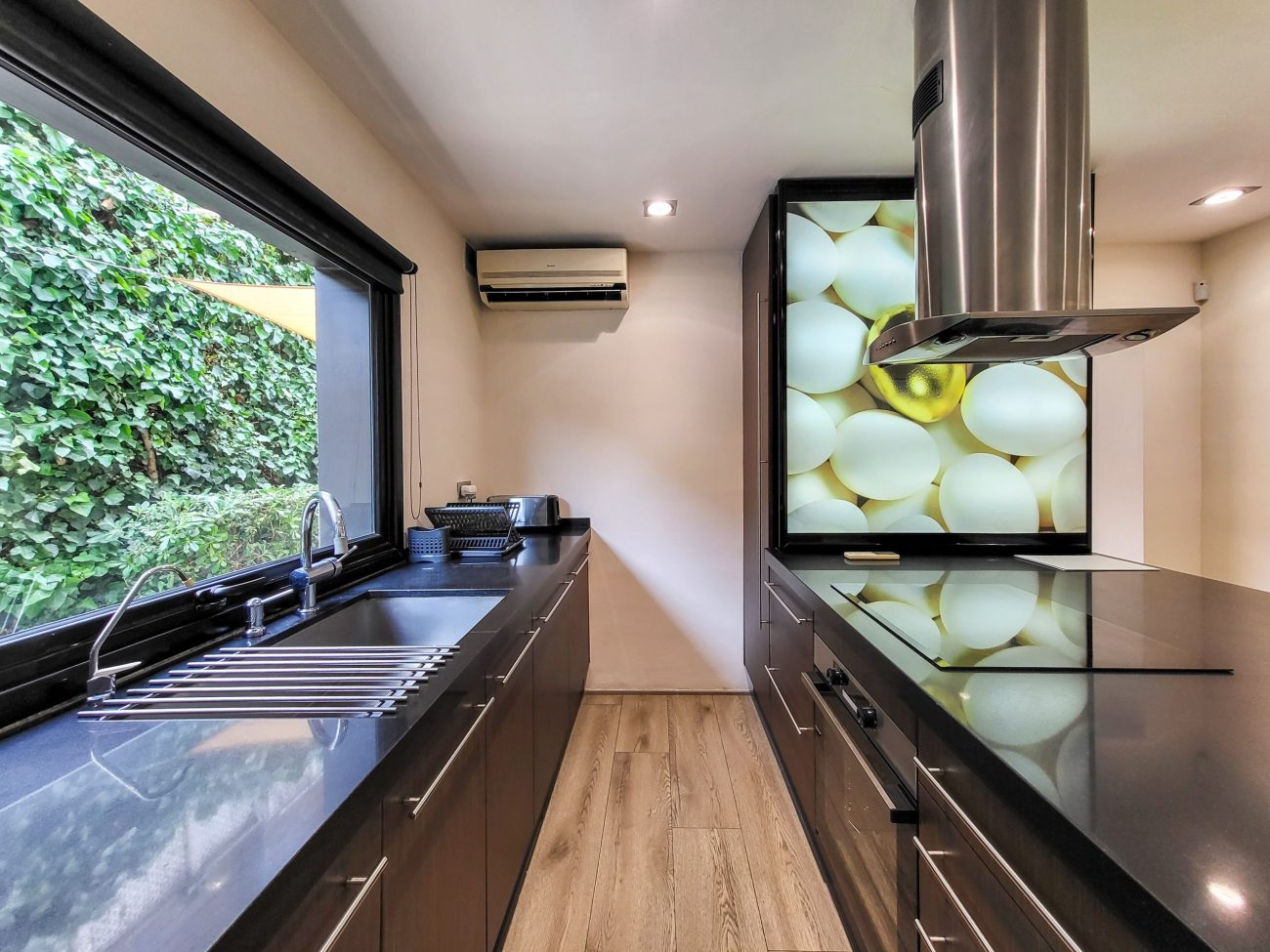 Exclusive luxury residence jest steps from the beach