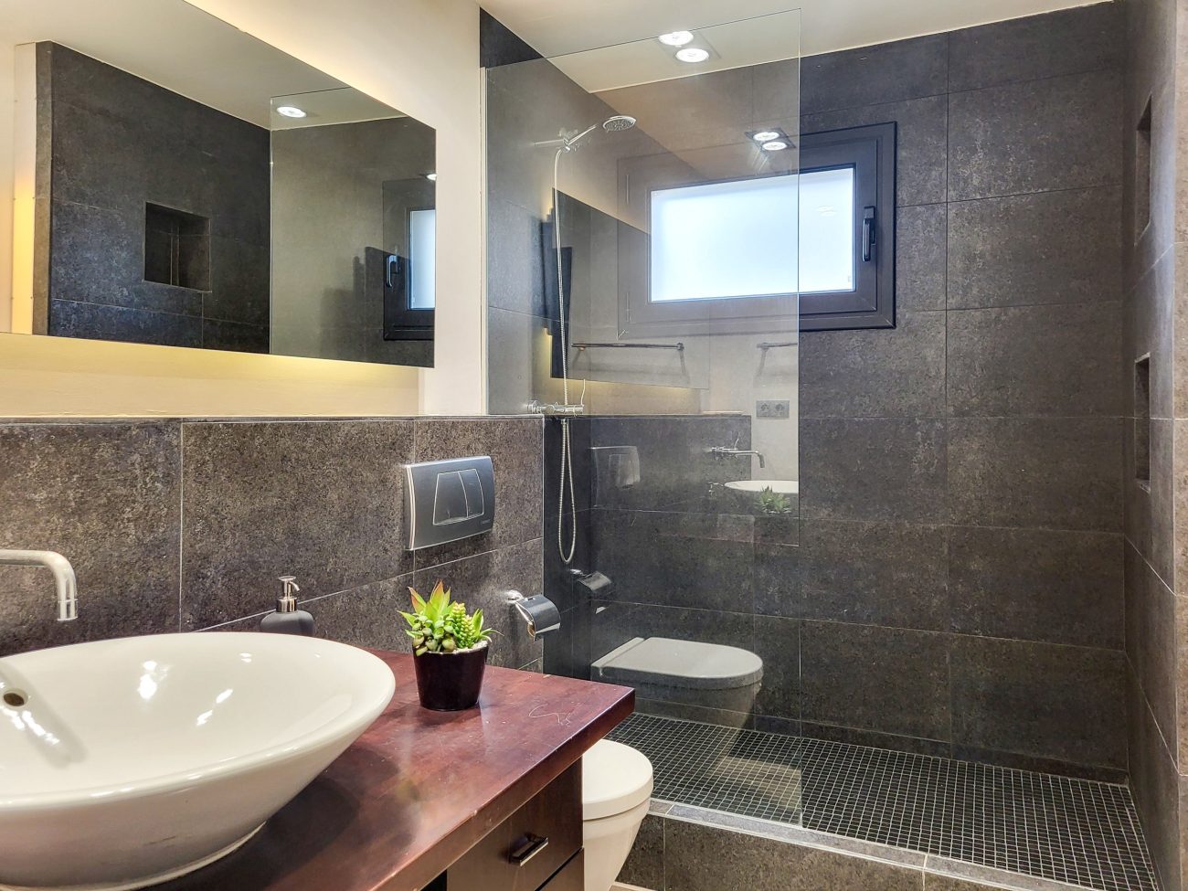Exclusive luxury residence jest steps from the beach