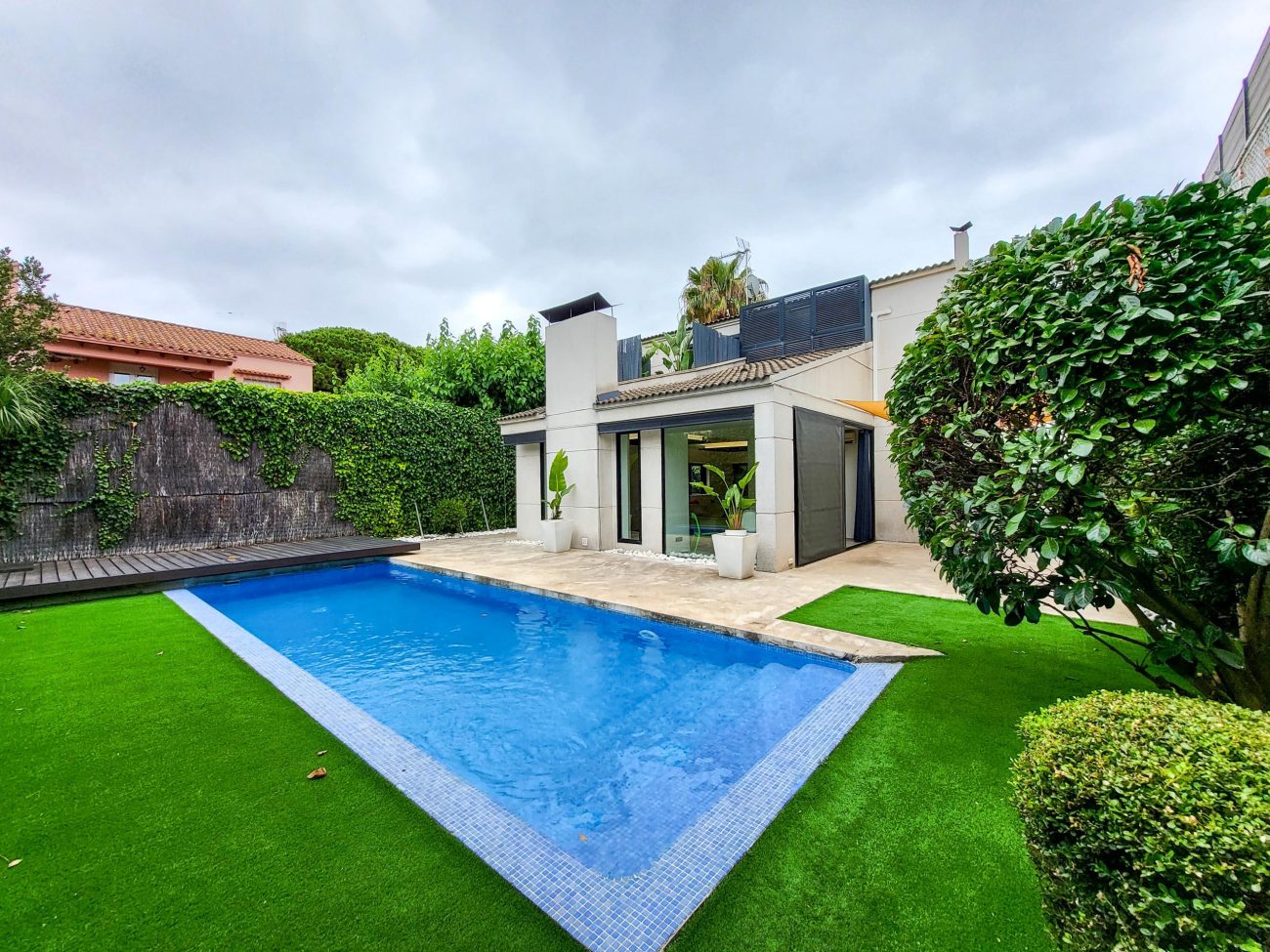 Exclusive luxury residence jest steps from the beach