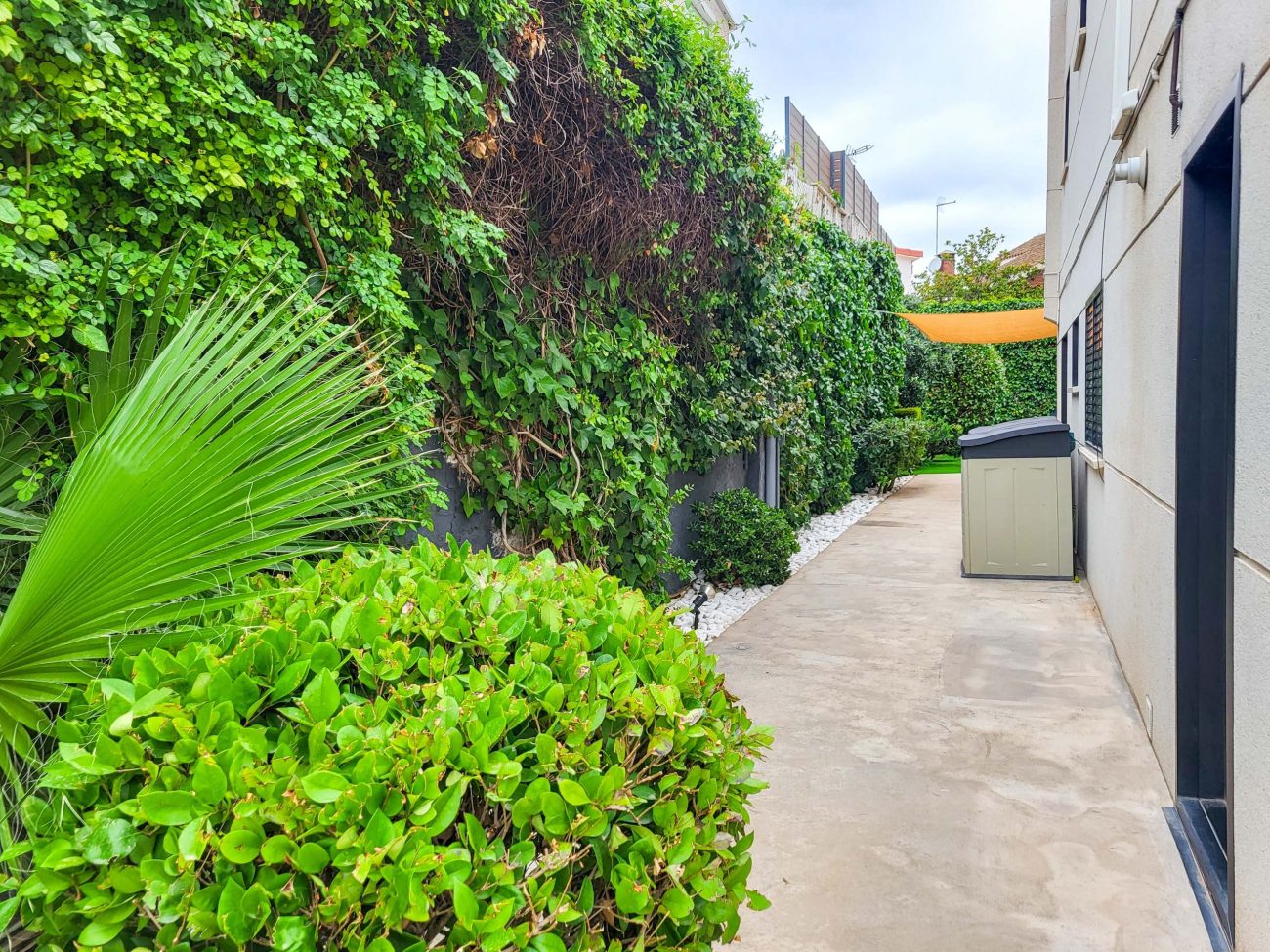 Exclusive luxury residence jest steps from the beach