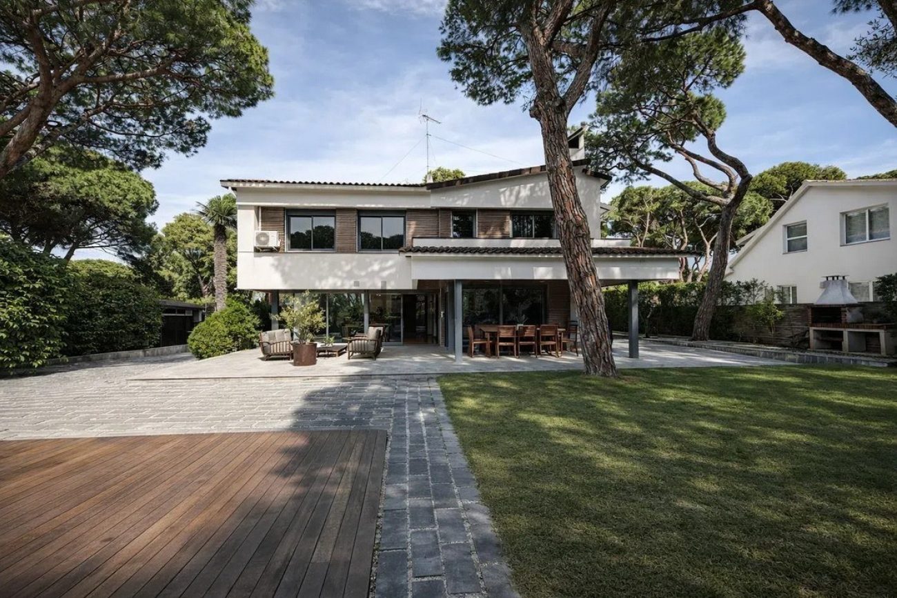 Villa for rent in Castelldefels Playa — second line to the sea with garden, pool and sauna