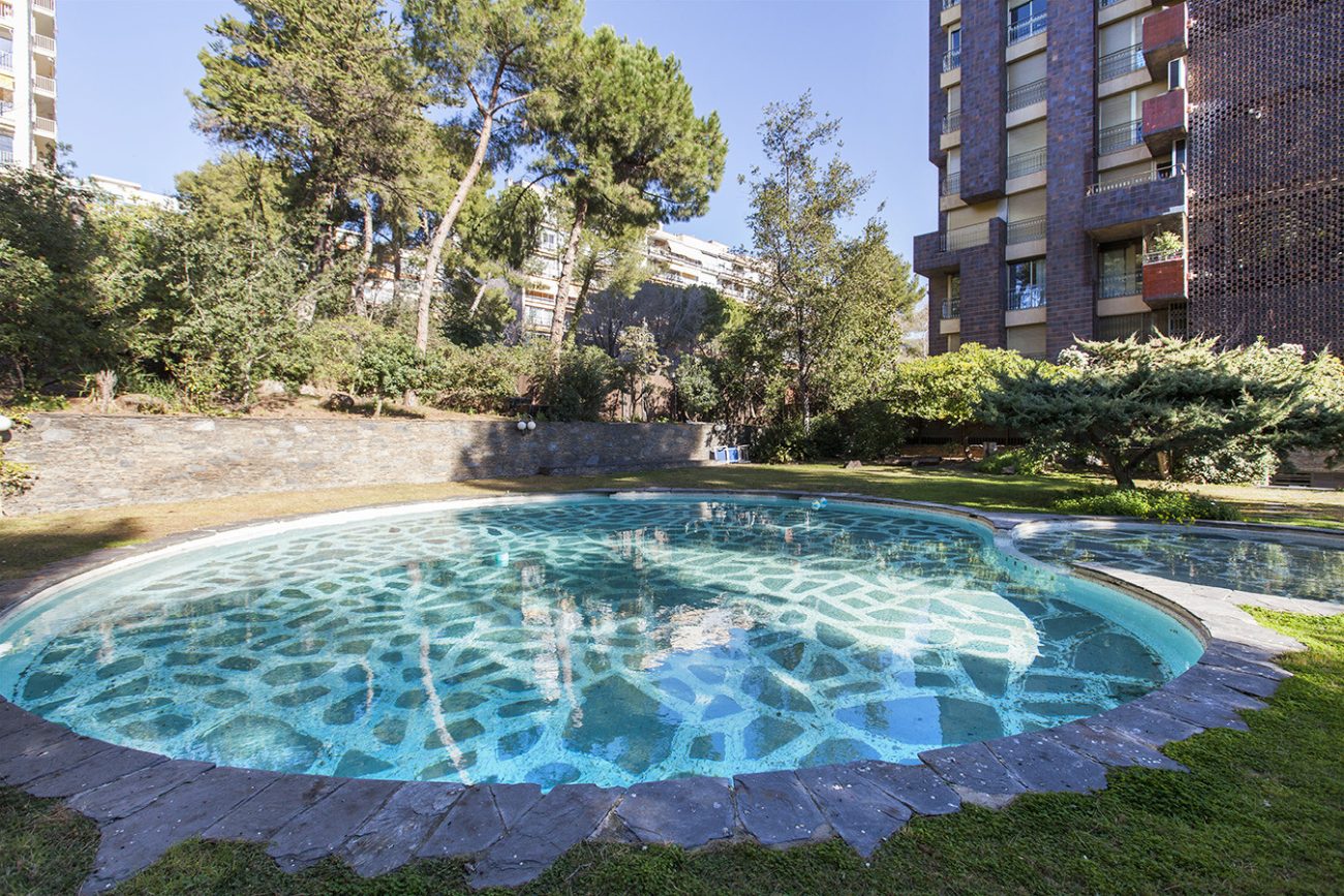 Great opportunity to reform in an exclusive urbanization in Pedralbes