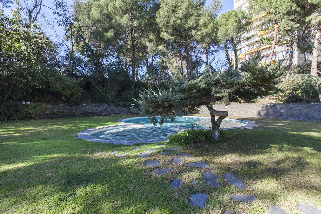Great opportunity to reform in an exclusive urbanization in Pedralbes