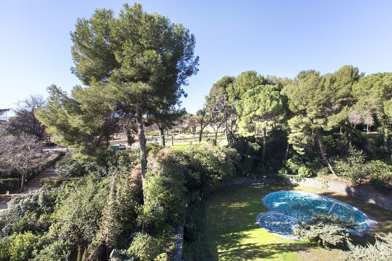 Great opportunity to reform in an exclusive urbanization in Pedralbes
