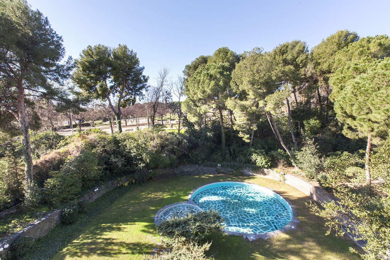 Great opportunity to reform in an exclusive urbanization in Pedralbes