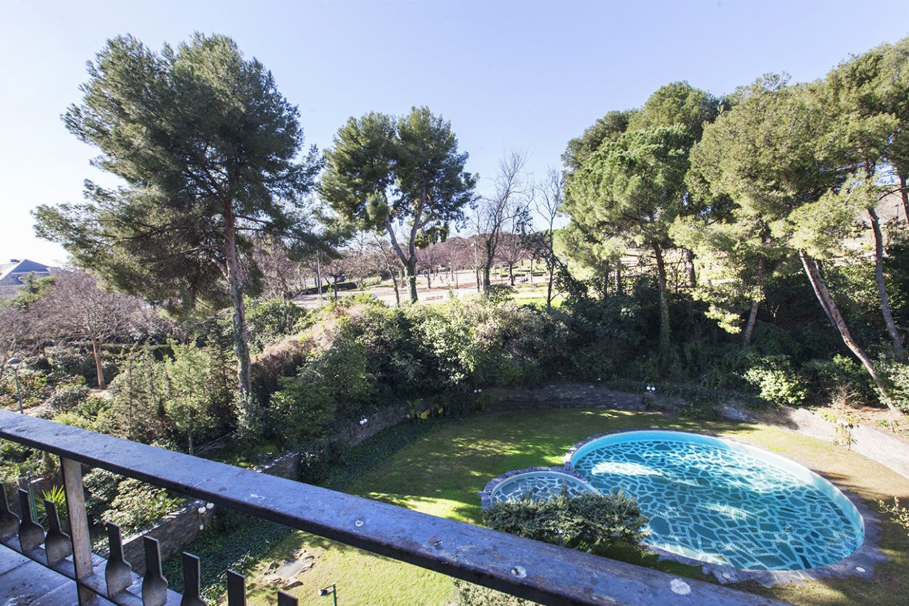 Great opportunity to reform in an exclusive urbanization in Pedralbes