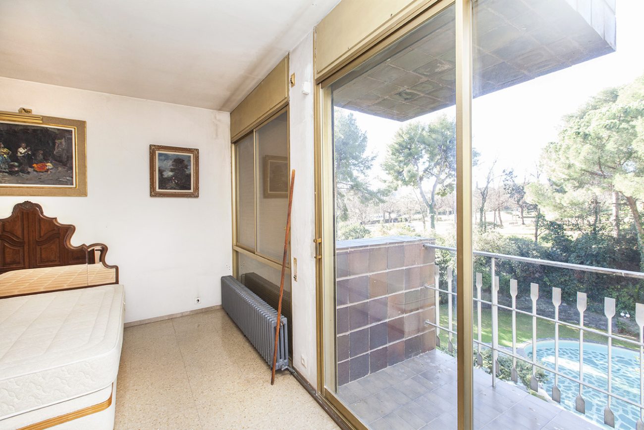 Great opportunity to reform in an exclusive urbanization in Pedralbes