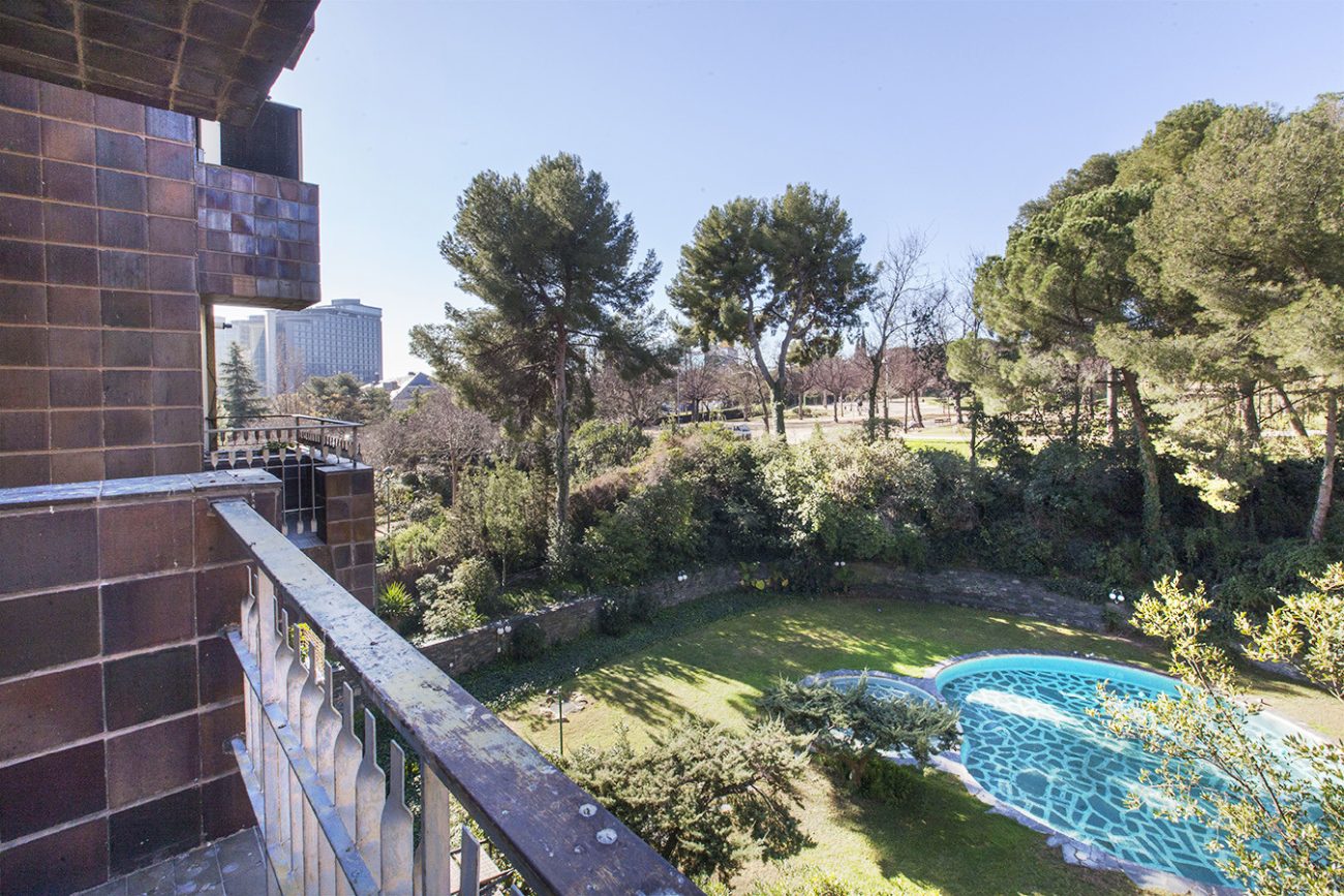 Great opportunity to reform in an exclusive urbanization in Pedralbes