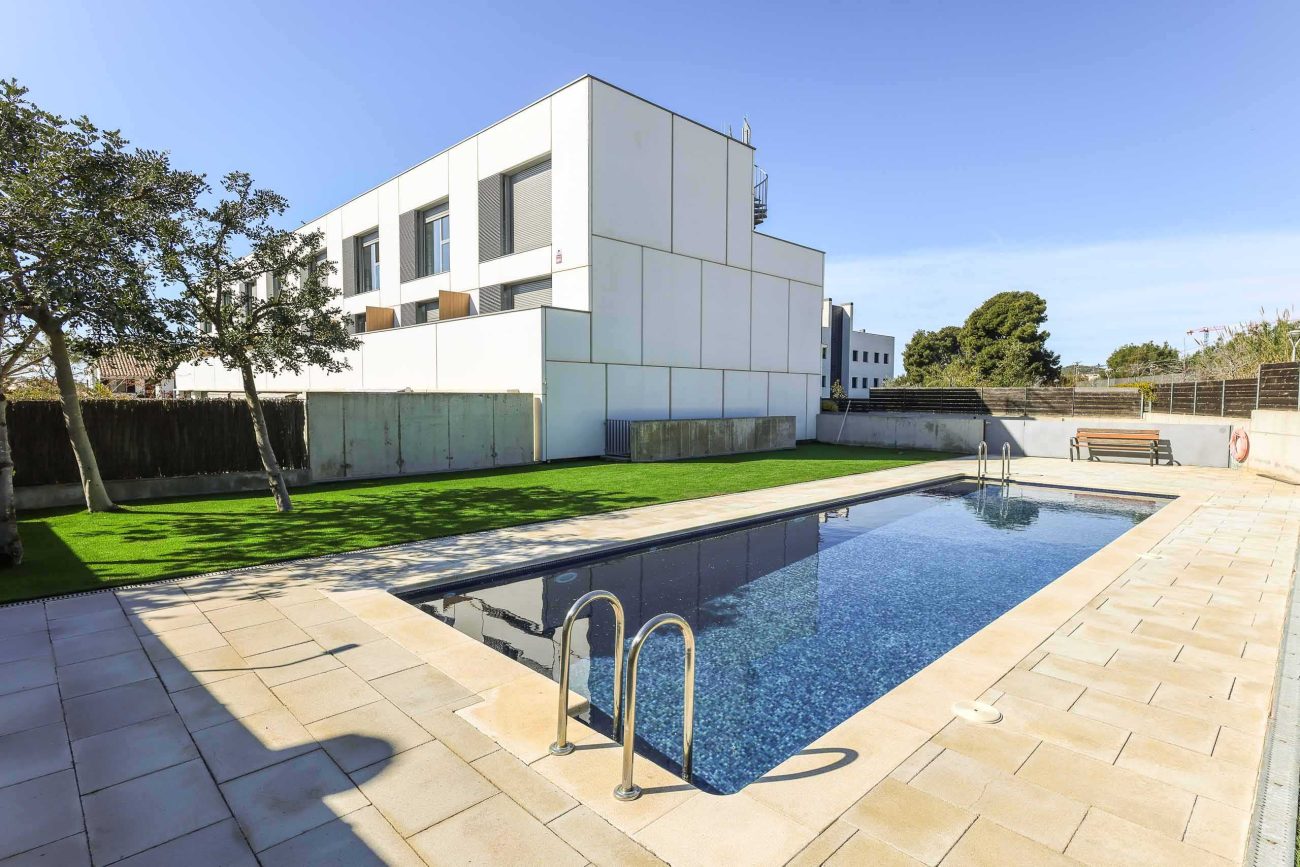Townhouse in El Vinyet, Sitges — private garden and 5 minutes from the beach