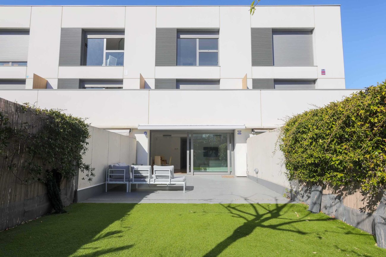 Townhouse in El Vinyet, Sitges — private garden and 5 minutes from the beach