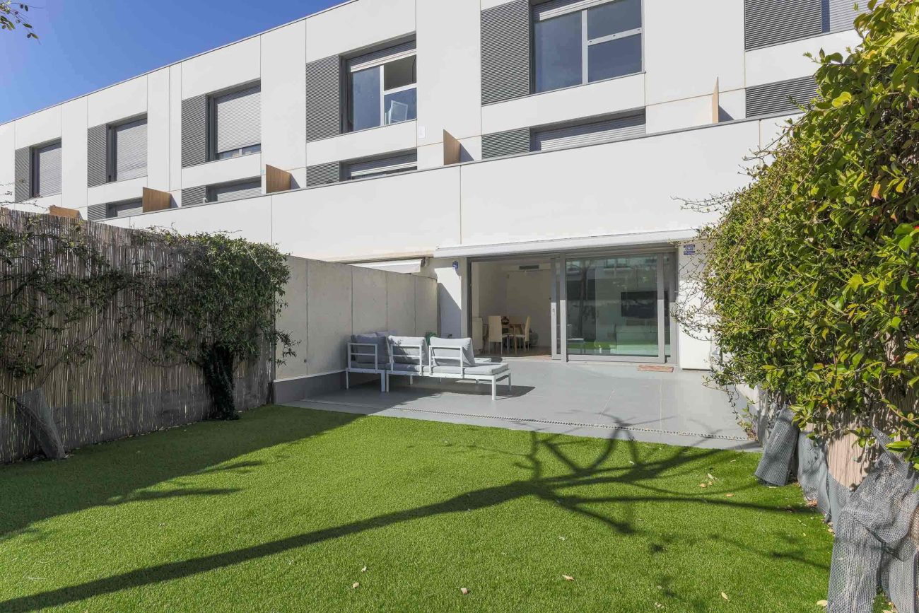 Townhouse in El Vinyet, Sitges — private garden and 5 minutes from the beach