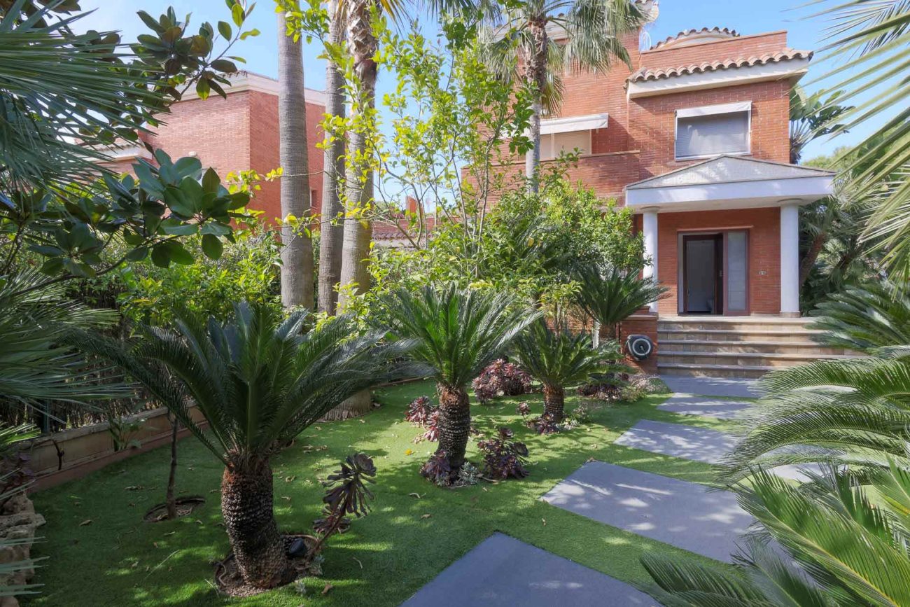 Villa in Gavà Mar — second line to the sea with private garden, pool and privacy