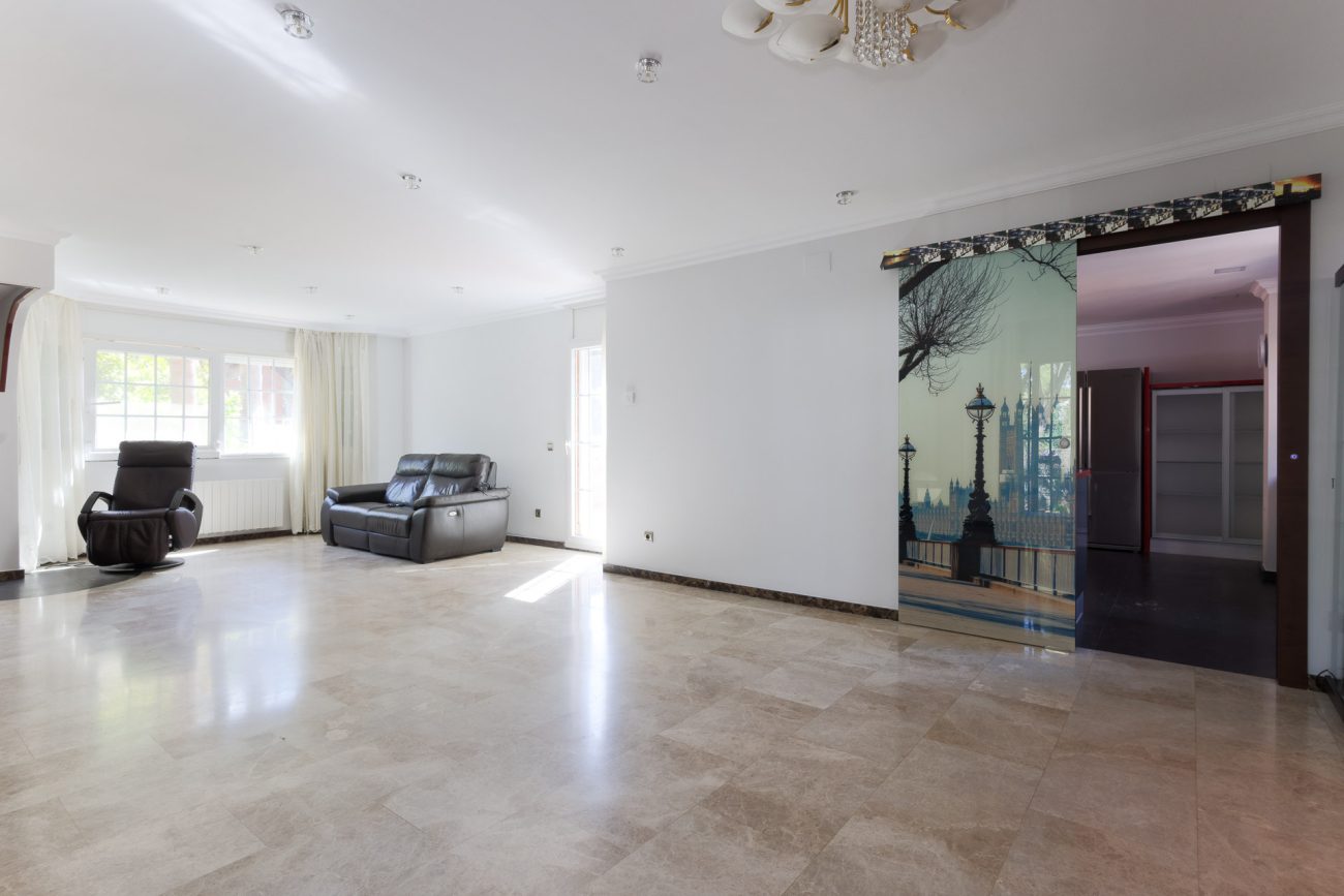 Villa in Gavà Mar — second line to the sea with private garden, pool and privacy