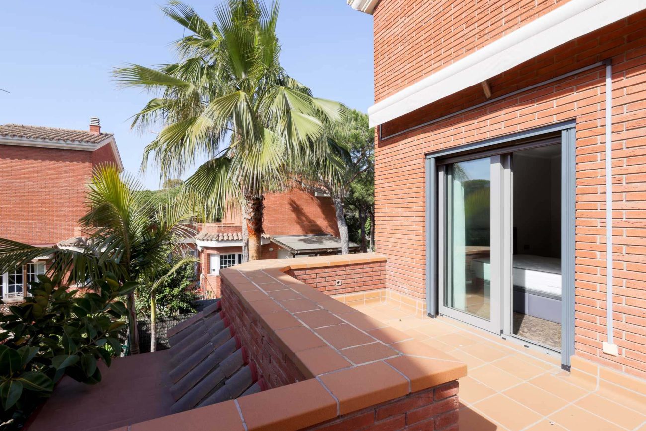 Villa in Gavà Mar — second line to the sea with private garden, pool and privacy