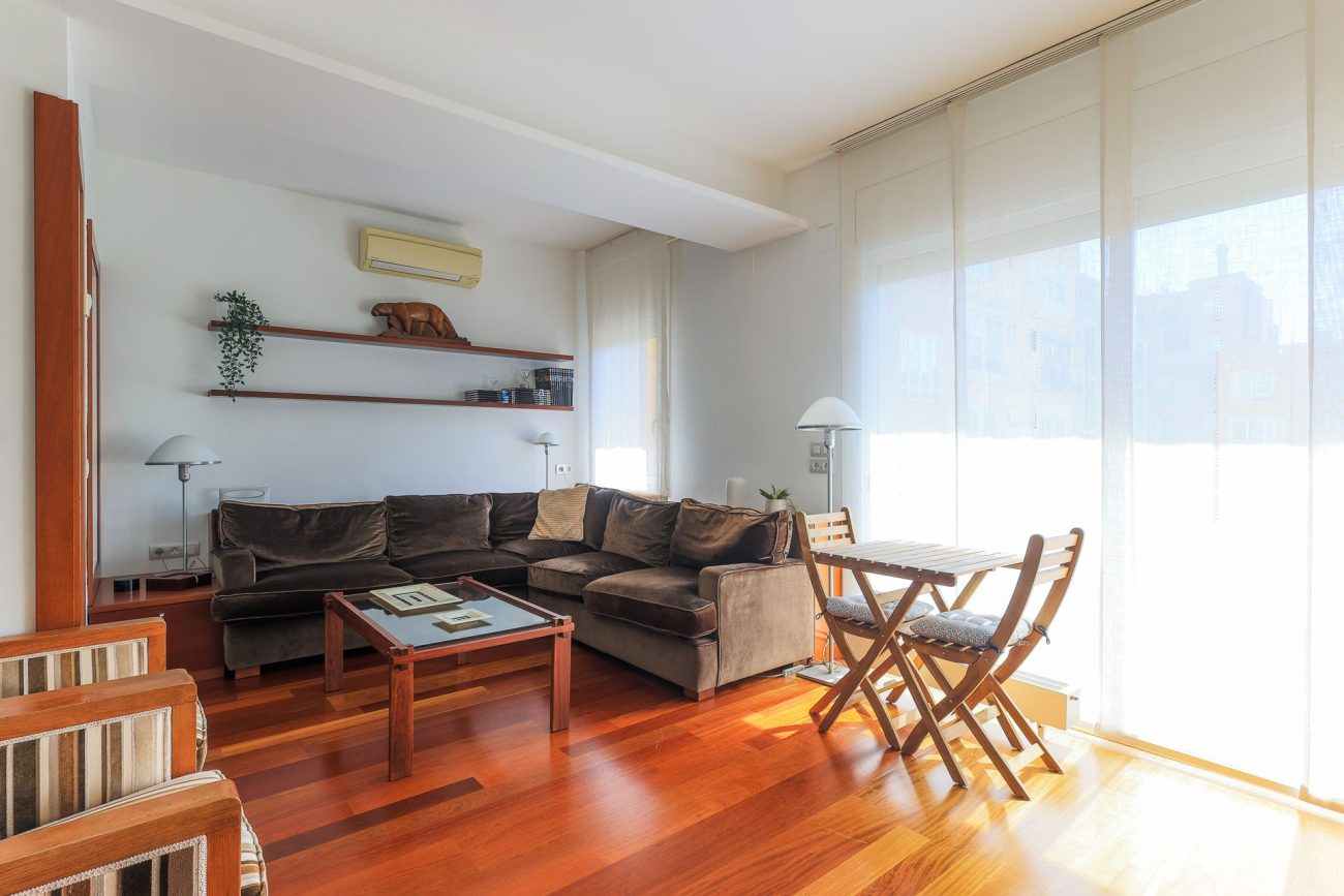 Apartment for sale on Enric Granados, Barcelona — bright, renovated and prime location