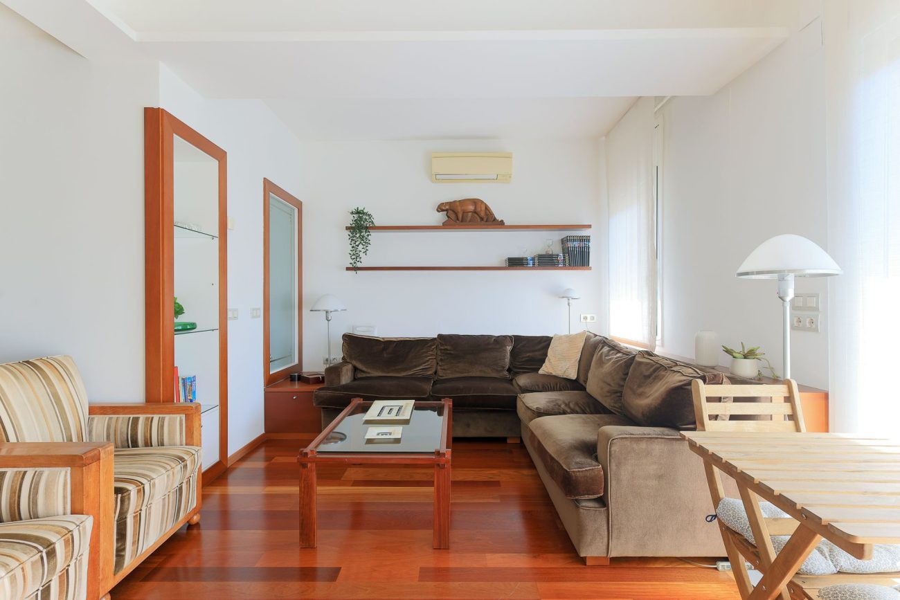 Apartment for sale on Enric Granados, Barcelona — bright, renovated and prime location