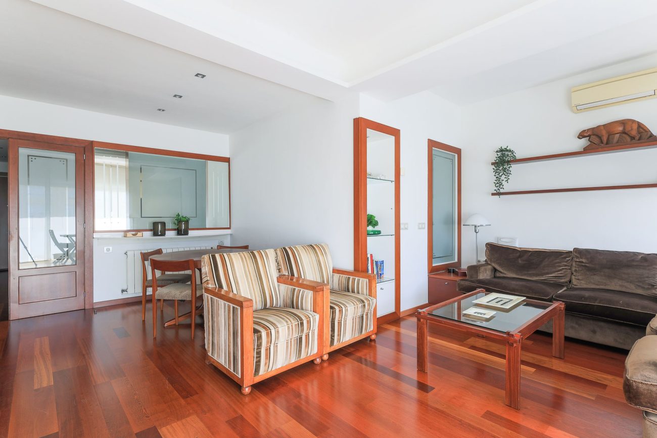 Apartment for sale on Enric Granados, Barcelona — bright, renovated and prime location