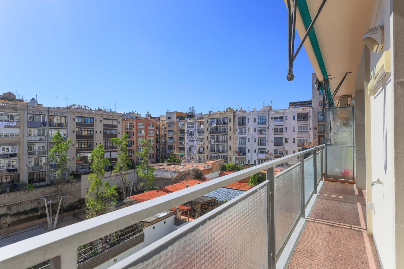Apartment for sale on Enric Granados, Barcelona — bright, renovated and prime location