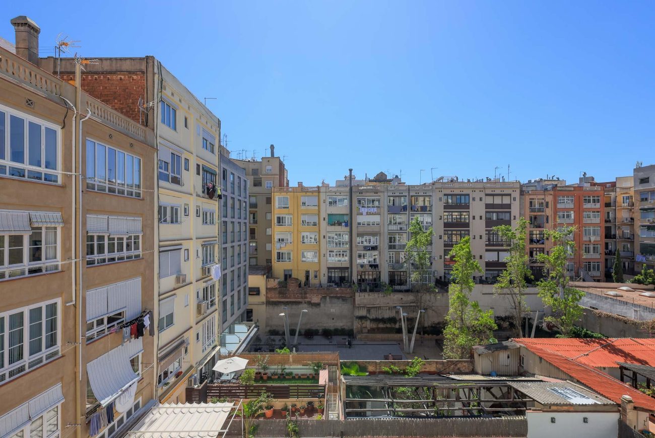 Apartment for sale on Enric Granados, Barcelona — bright, renovated and prime location