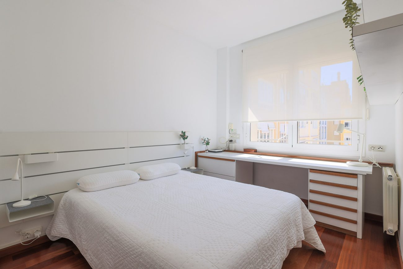 Apartment for sale on Enric Granados, Barcelona — bright, renovated and prime location