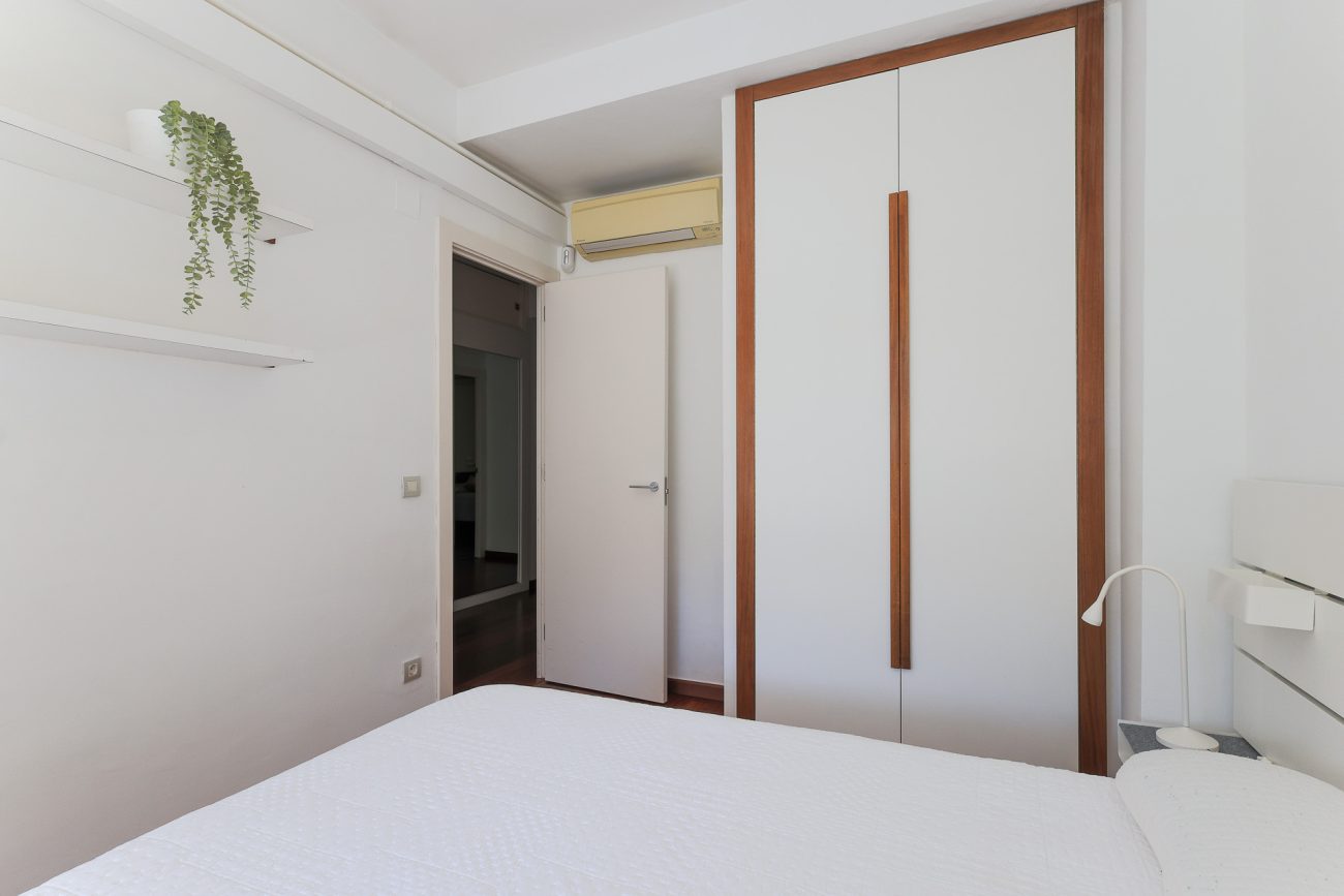 Apartment for sale on Enric Granados, Barcelona — bright, renovated and prime location